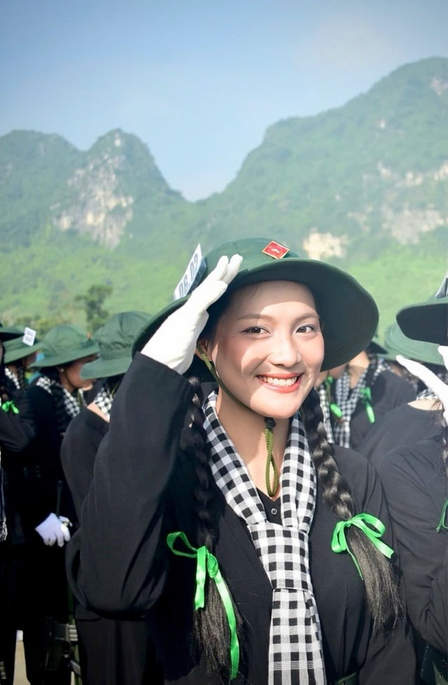 Bất ngờ với thành tích, nhan sắc của 