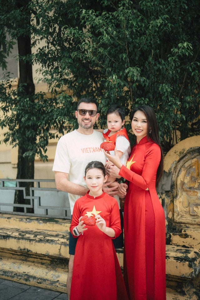 Con gái lai Tây của Hà Anh hanh phúc, hân hoan diện áo dài cờ đỏ sao vàng  - Ảnh 7.
