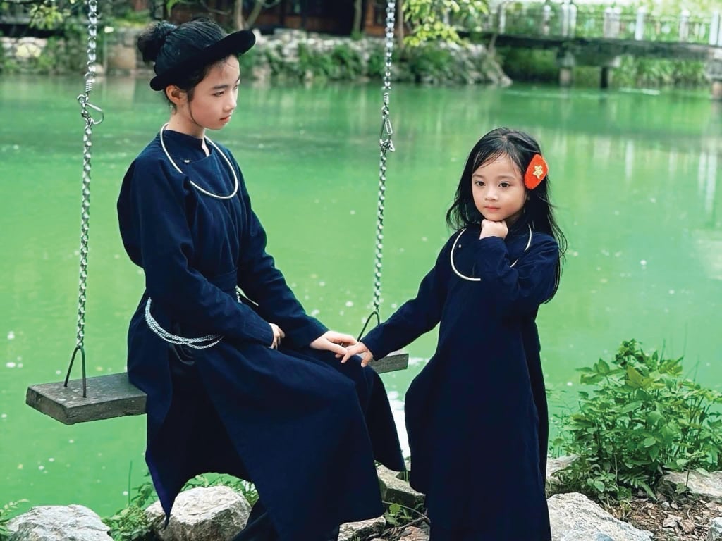 타이족의 전통 의상을 입은 아이들이 관광지인 메 팜스테이에서 사진을 찍고 있습니다.
