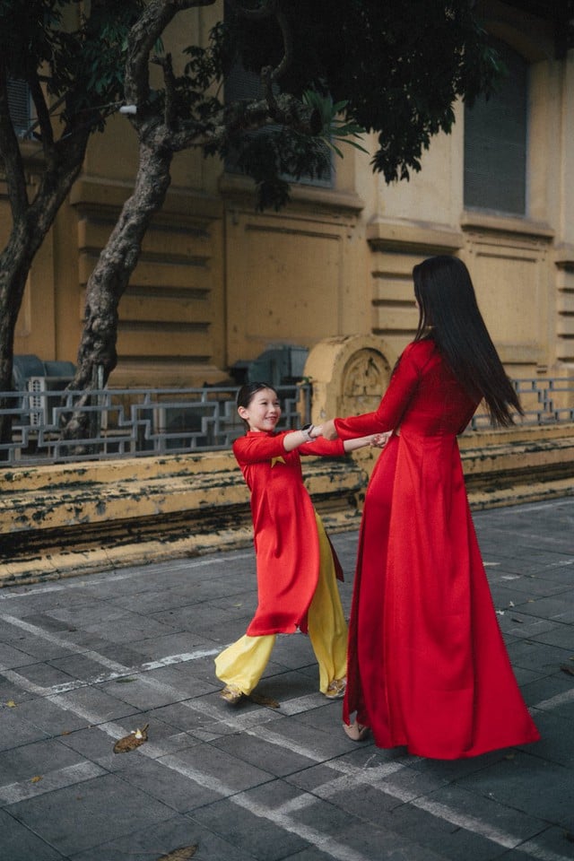 Con gái lai Tây của Hà Anh hanh phúc, hân hoan diện áo dài cờ đỏ sao vàng  - Ảnh 5.