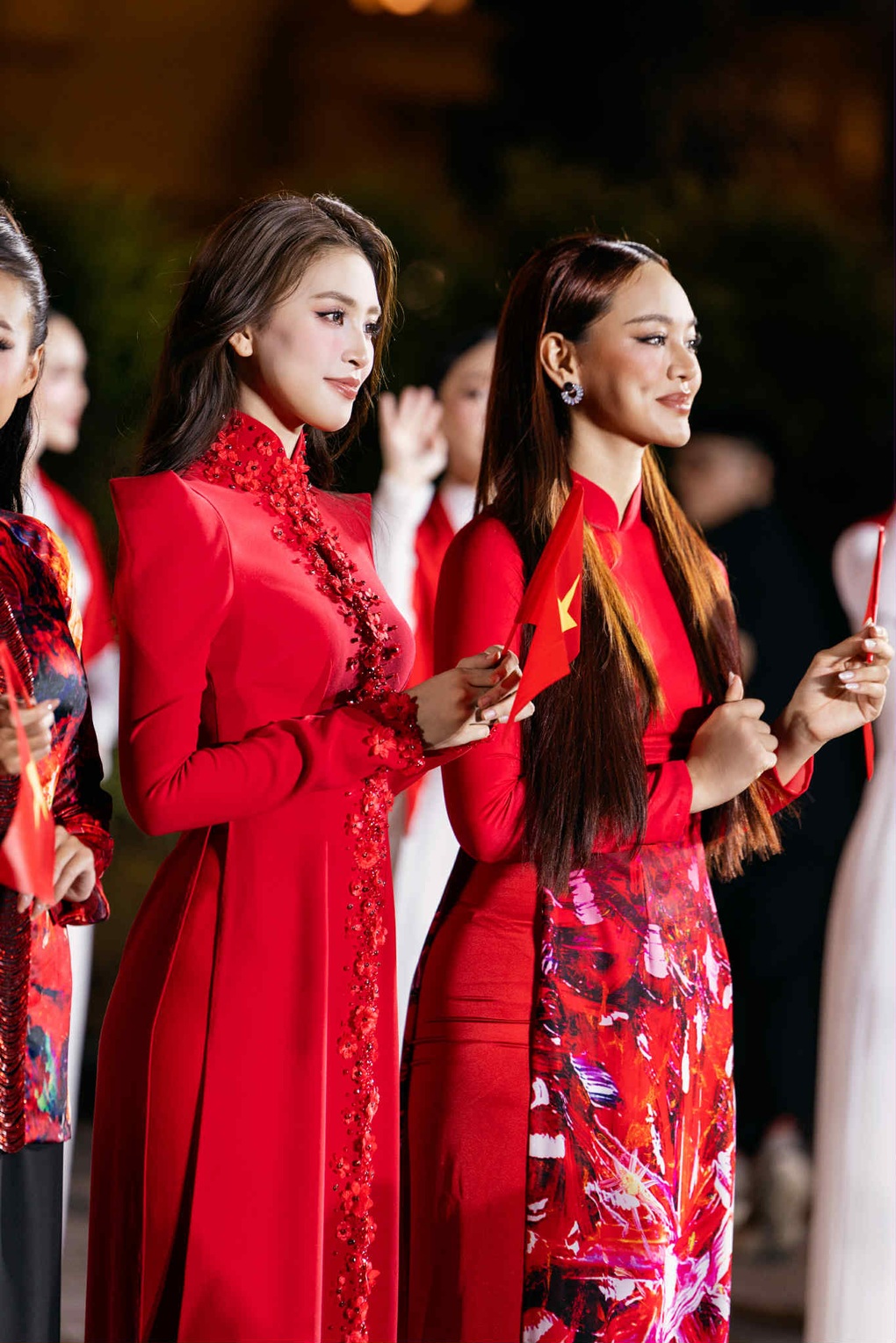 Hoa hậu Tiểu Vy tất bật từ lễ diễu hành đến sàn diễn thời trang - 2