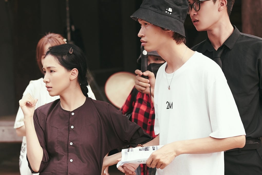 Stylist kể chuyện ngâm áo bằng nước trà cho Hòa Minzy trong MV đang gây sốt - 2