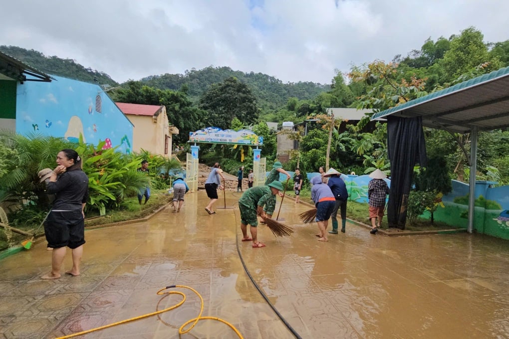 Thầy cô, chiến sĩ đội mưa dọn bùn đất chuẩn bị cho ngày khai giảng - 1