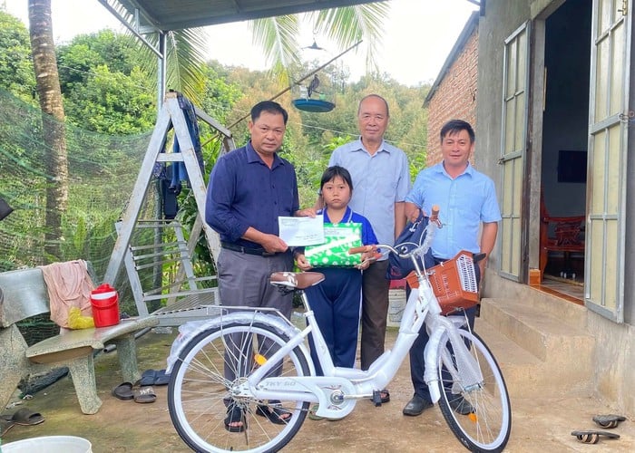 Xã Đạ Huoai 2, Lâm Đồng: 69 học sinh nghèo được 