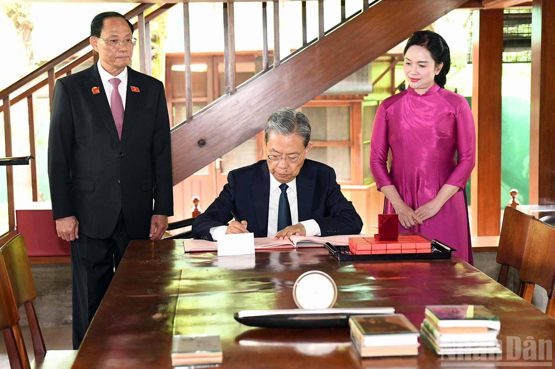 ndo_br_viet-luu-but-tai-nha-san-bac-ho-tai-khu-di-tich-phu-chu-tich-2.jpg