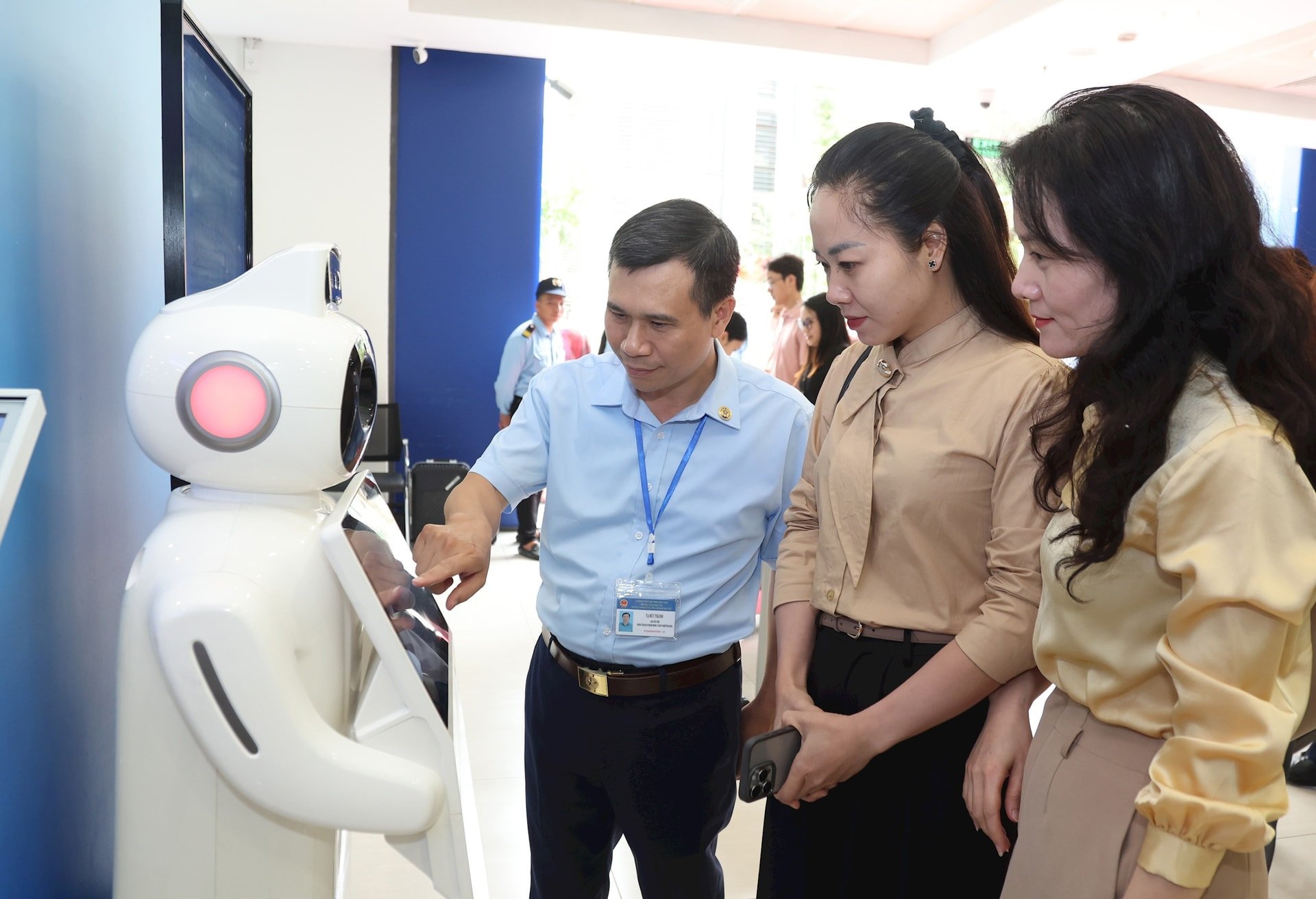 chuyen-doi-so-se-giup-ha-noi-nang-cao-hieu-qua-quan-ly-cai-thien-chat-luong-dich-vu-cong-va-tao-ra-moi-truong-kinh-doanh-thuan-loi.-anh-viet-thanh.jpg