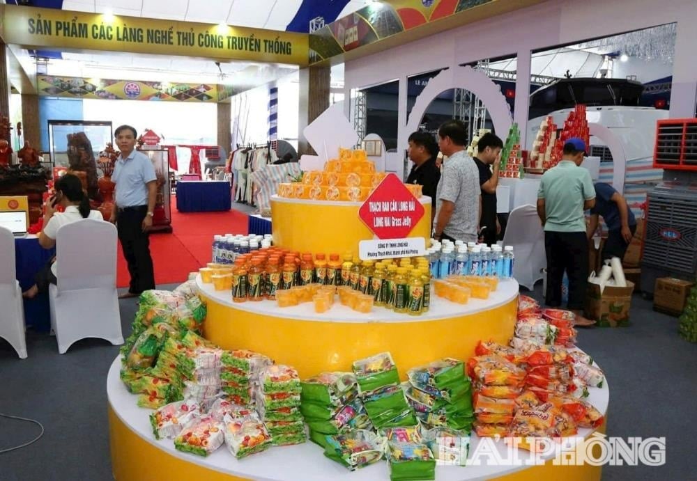 Khanh បានទៅទស្សនាផលិតផលធម្មតារបស់ទីក្រុង Hai Phong ក្នុងពិព័រណ៍សមិទ្ធិផលជាតិក្នុងឱកាសរំលឹកខួបលើកទី 80 នៃទិវាជាតិ ថ្ងៃទី 2 ខែកញ្ញា។