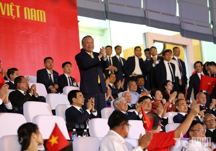Các đại biểu lãnh đạo Đảng, Nhà nước và quốc tế tham dự chương trình nghệ thuật đặc biệt.