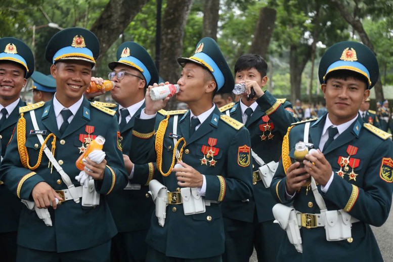 TH true MILK thức xuyên đêm 1/9 tặng sữa, nước cho người dân và các chiến sĩ- Ảnh 3.