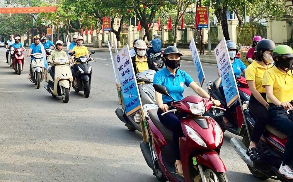 Diễu hành tuyên truyền vận động người dân tham gia BHXH tự nguyện, BHYT hộ gia đình tại Lào Cai.