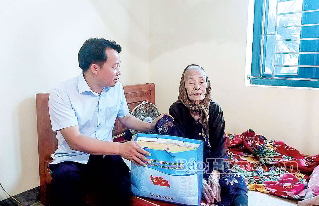 ថ្នាក់ដឹកនាំឃុំ Long Hung ប្រគល់អំណោយជូនលោកស្រី Tran Thi Doan ឃុំ Long Hung។