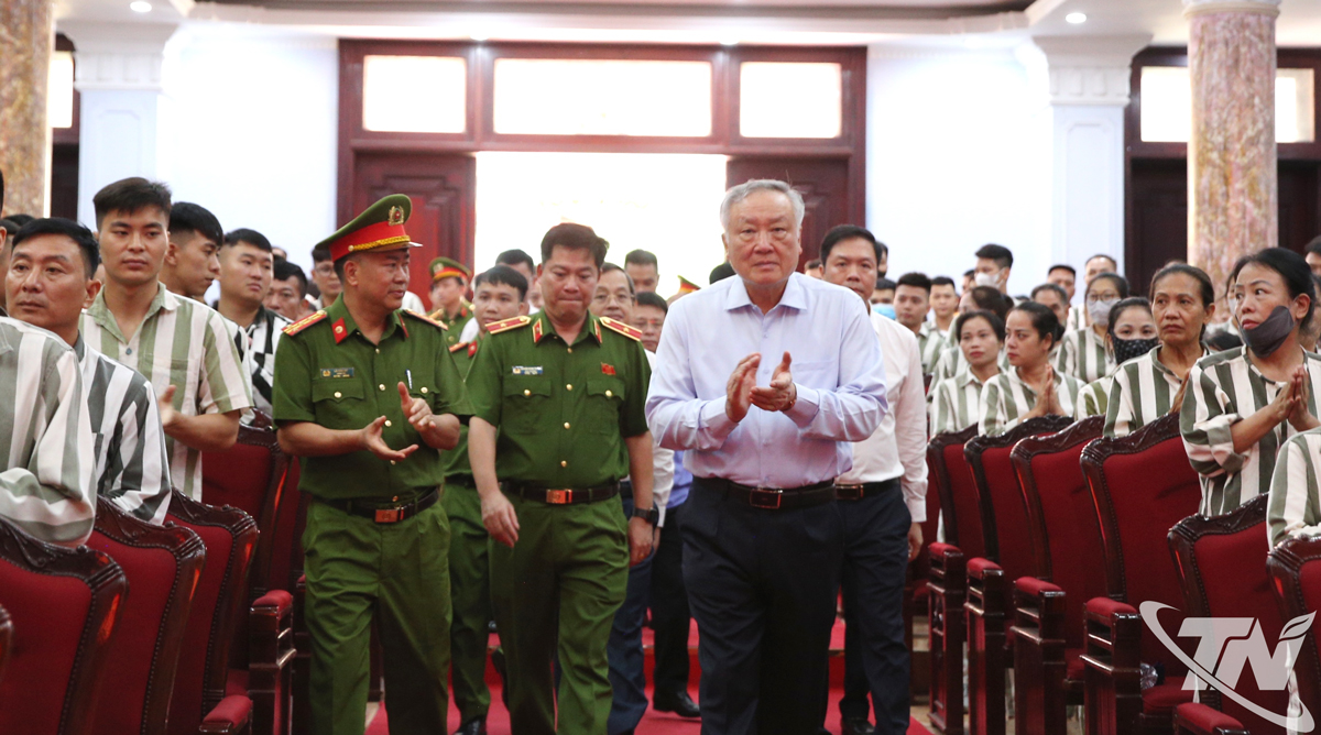 نگوین هوآ بین، معاون دائمی نخست وزیر، در مراسم اعلام تصمیم عفو رئیس جمهور در زندان فو سون ۴ شرکت کرد.