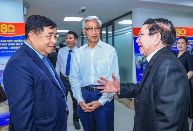 Phó Thủ tướng Nguyễn Chí Dũng tới dự lễ kỷ niệm và trò chuyện cùng các lãnh đạo, cán bộ ngành GTVT qua các thời kỳ.