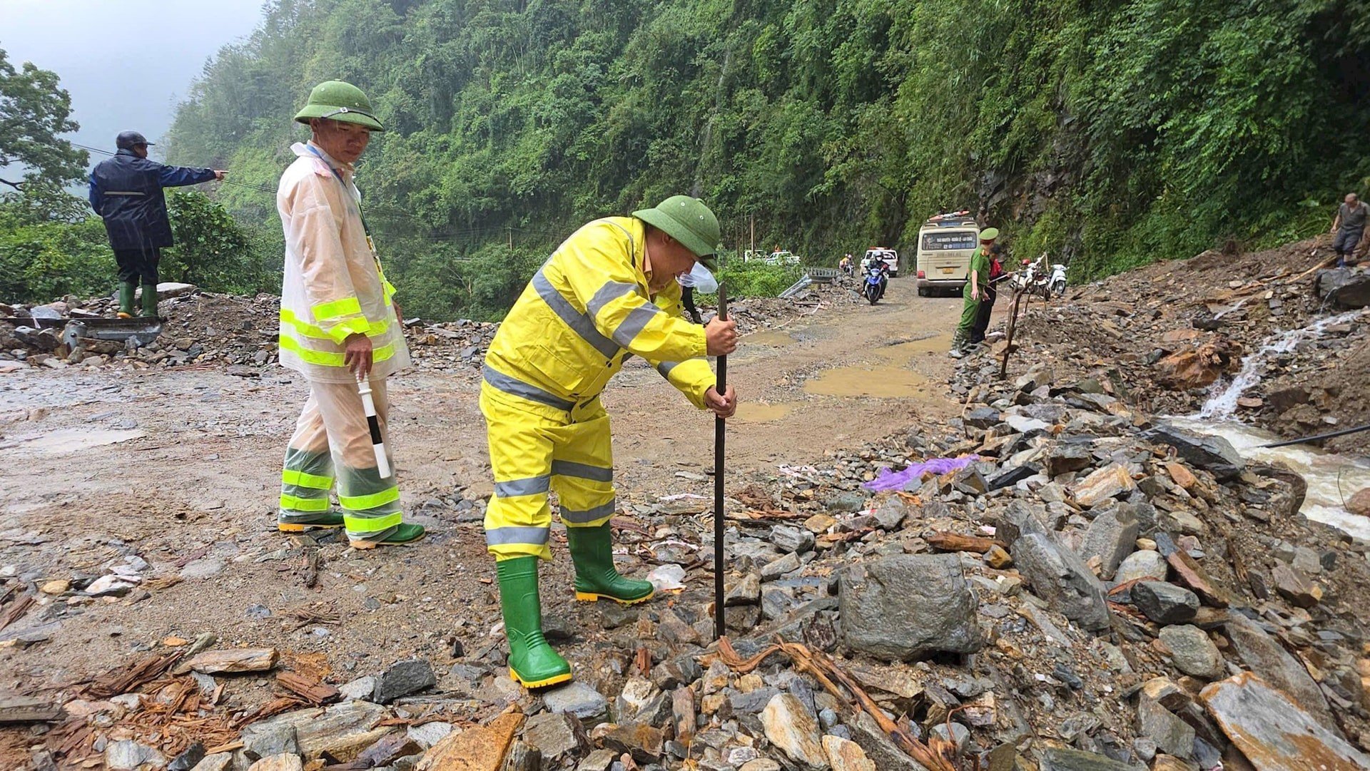 Do mưa lớn kéo dài, địa hình miền núi hay sạt lở, ngoài điều tiết giao thông, các chiến sĩ còn tự mình vận chuyển đất đá.