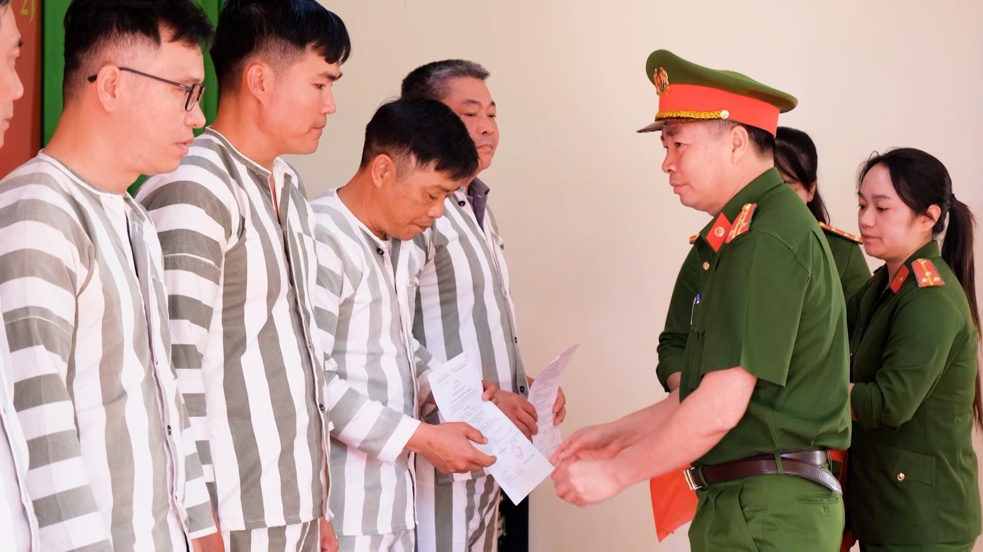 Đại tá Nguyễn Tường Vũ - Phó Giám đốc Công an tỉnh Lâm Đồng trao quyết định đặc xá cho các phạm nhân