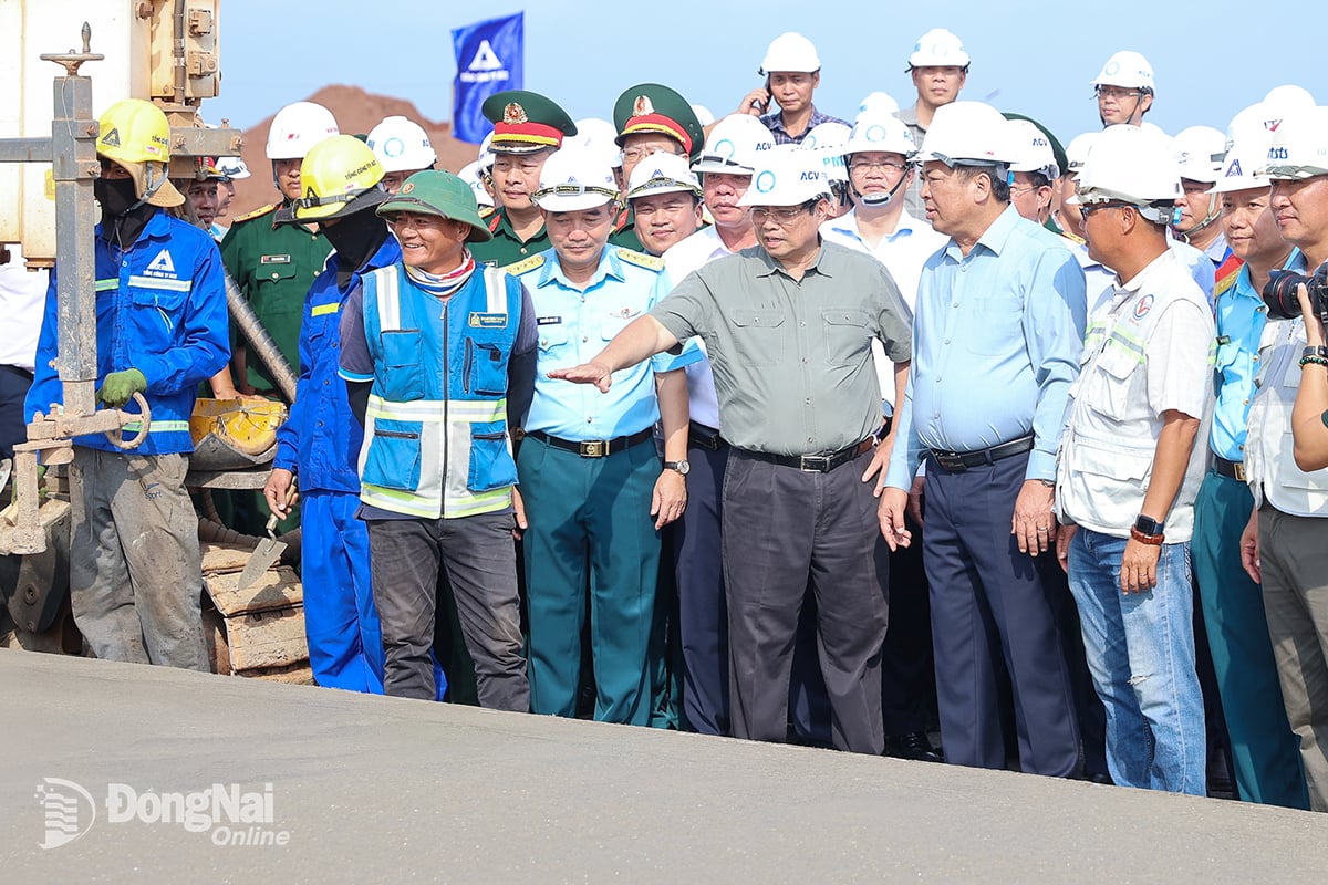 Thủ tướng Chính phủ Phạm Minh Chính kiểm tra khu vực thi công đường cất hạ cánh thứ 2 và khu vực thi công nhà ga Sân bay  Long Thành. Ảnh: VGP

