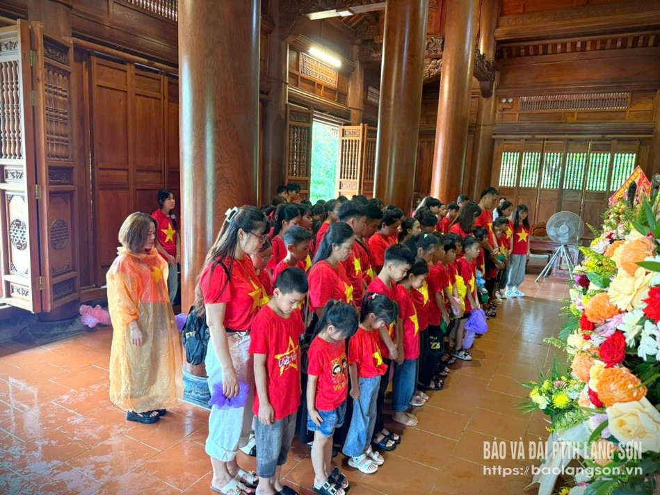 Các học sinh khuyết tật, trẻ mồ côi, trẻ có hoàn cảnh khó khăn tham quan Khu di tích lịch sử Kim Liên, tỉnh Nghệ An