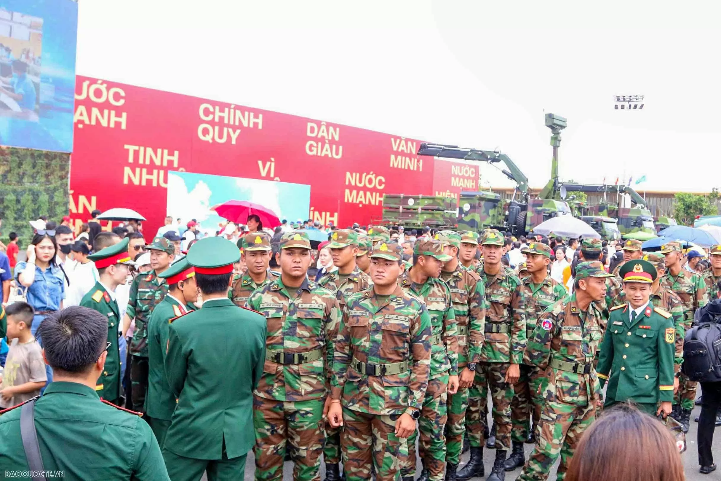 Quân nhân Nga, Lào và Campuchia tham quan Triển lãm thành tựu 80 năm đất nước