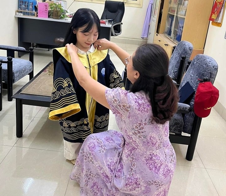 Phuong was given a special graduation gown by her school teacher. (Photo: NVCC)