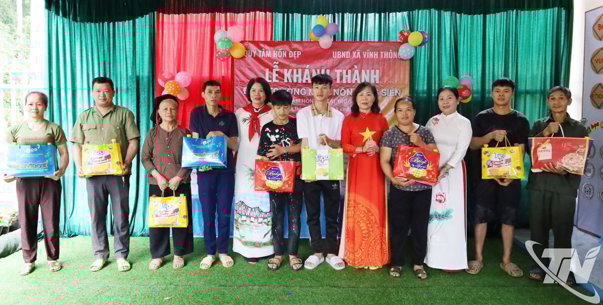 Beautiful Soul Fund dan sponsor memberikan hadiah kepada warga desa Lung Sien.