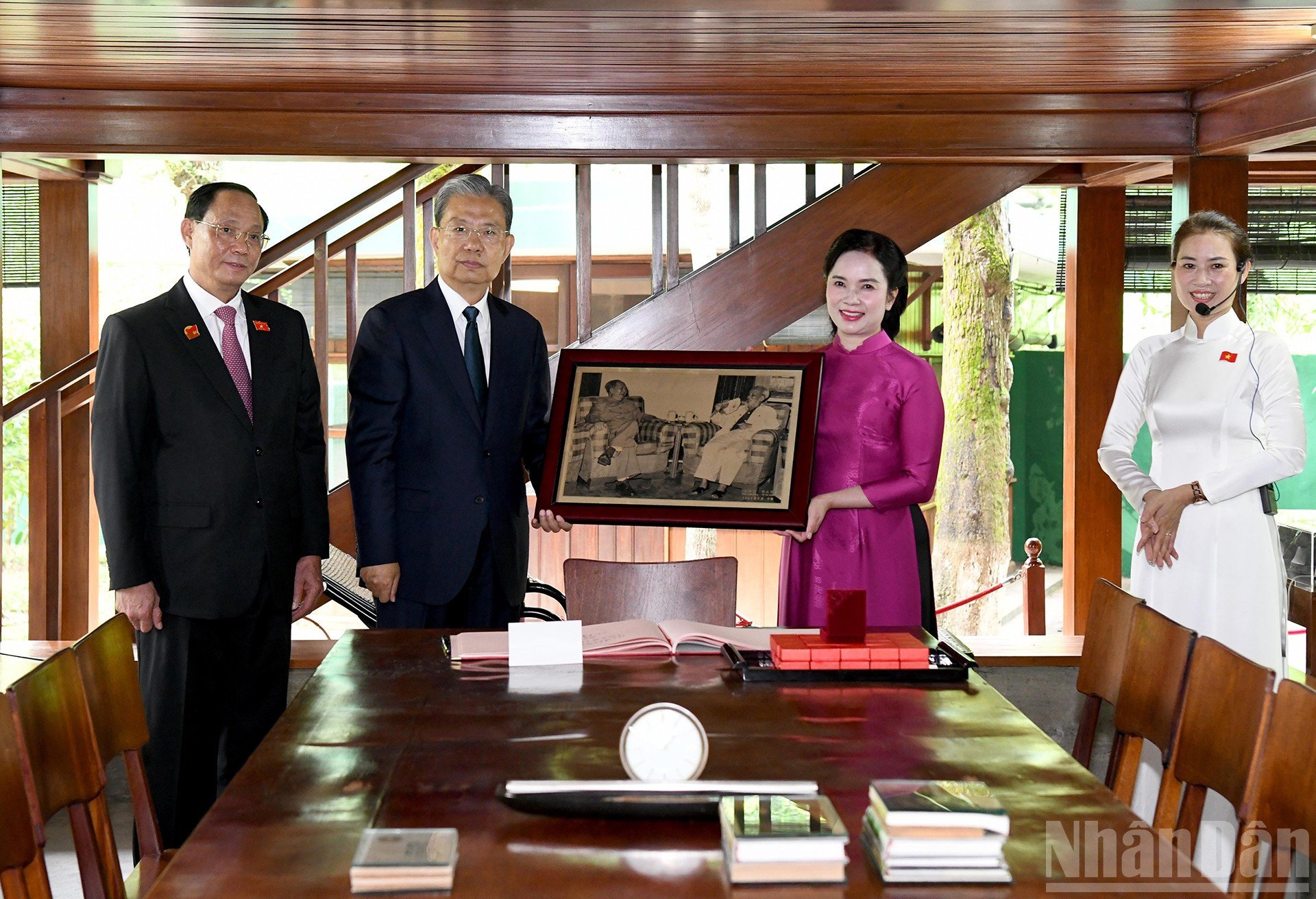 ndo_br_tang-qua-ban-quan-ly-khu-di-tich-phu-chu-tich.jpg