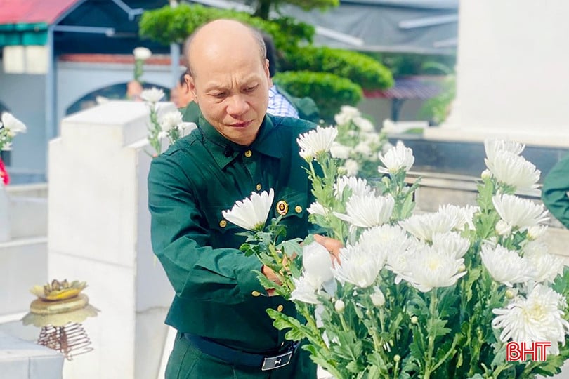  Đến thăm Khu di tích lịch sử Ngã ba Đồng Lộc những ngày này, không khó để bắt gặp hình ảnh các cựu chiến binh, thanh niên xung phong về dâng hương tưởng niệm đồng đội.