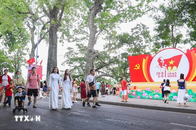 Reiseführer in Hanoi während des 2. September-Jahrestags, der Parade und der Militärparade