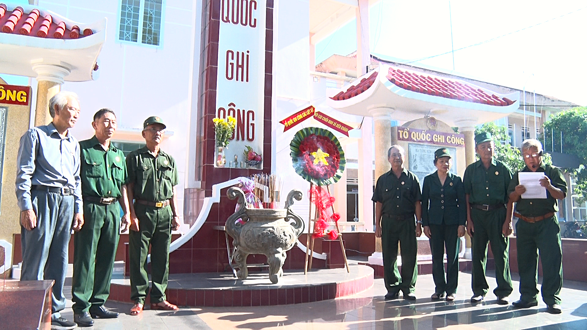 Tổ quản lý mô hình “Chăm sóc Đài liệt sĩ Diên An” ra mắt nhận nhiệm vụ.