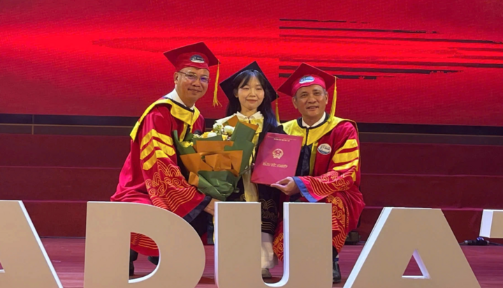 Nguyen Thi Phuong received her graduation certificate with honors from the University of Water Resources. (Photo: NVCC)