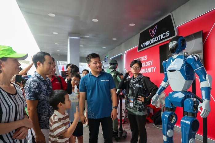 Người dân 'cười ra nước mắt' khi nói chuyện với robot hình người của Vingroup - Ảnh 1.