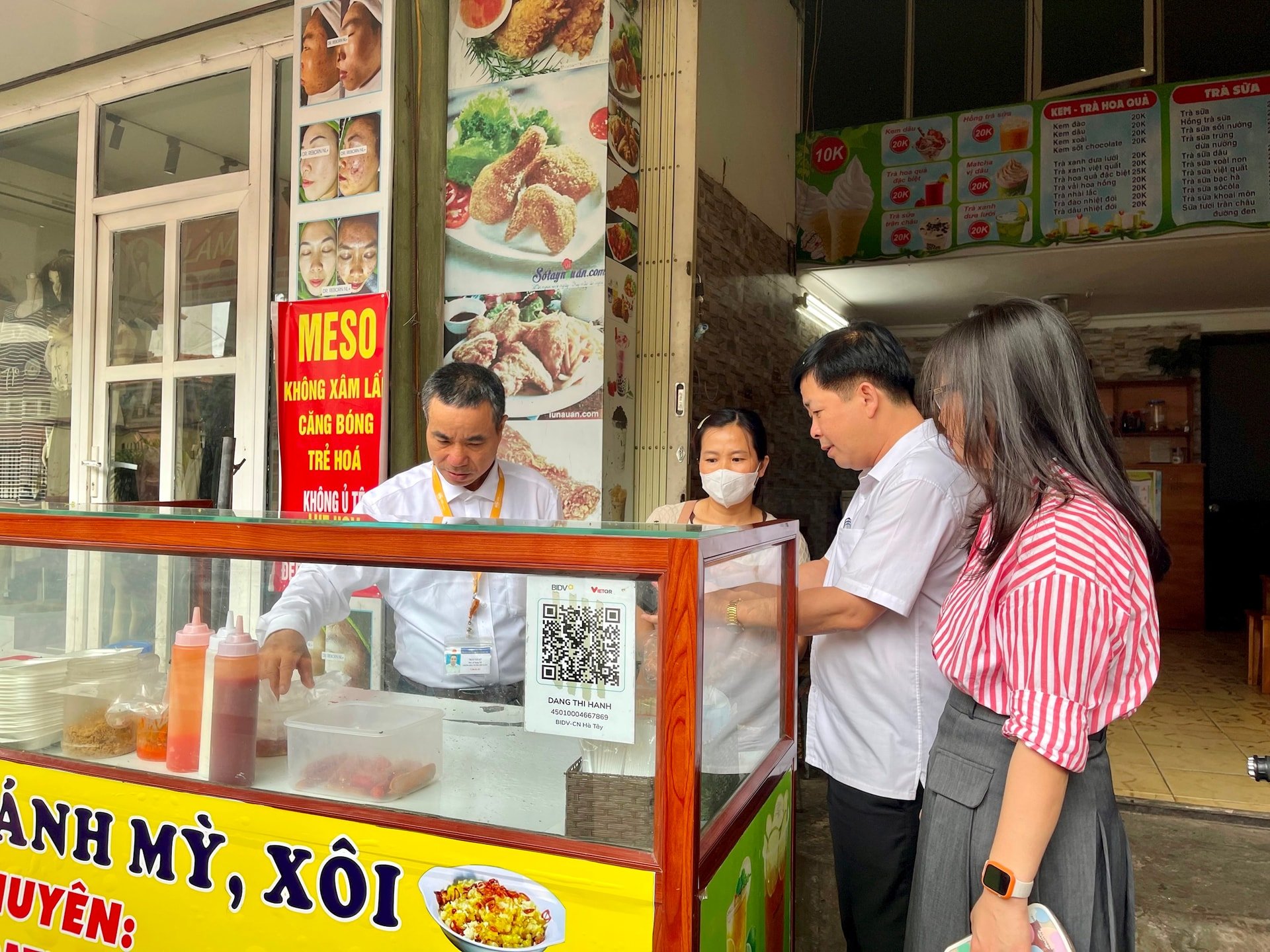 doan-kiem-tra-cua-chi-cuc-an-toan-ve-sinh-thuc-pham-ha-noi-kiem-tra-mot-co-so-ban-do-an-vat-cho-hoc-sinh.-anh-xuan-loc.jpg
