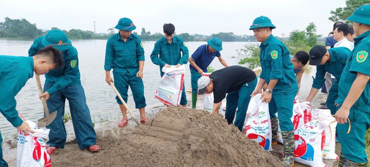 Xã Phú Nghĩa: Huy động lực lượng ứng cứu, bảo vệ an toàn đê- Ảnh 2.