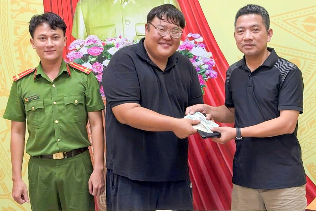 Du khách Hàn Quốc cảm kích nhận lại chiếc túi có hơn 33 triệu đồng đánh rơi - 1
