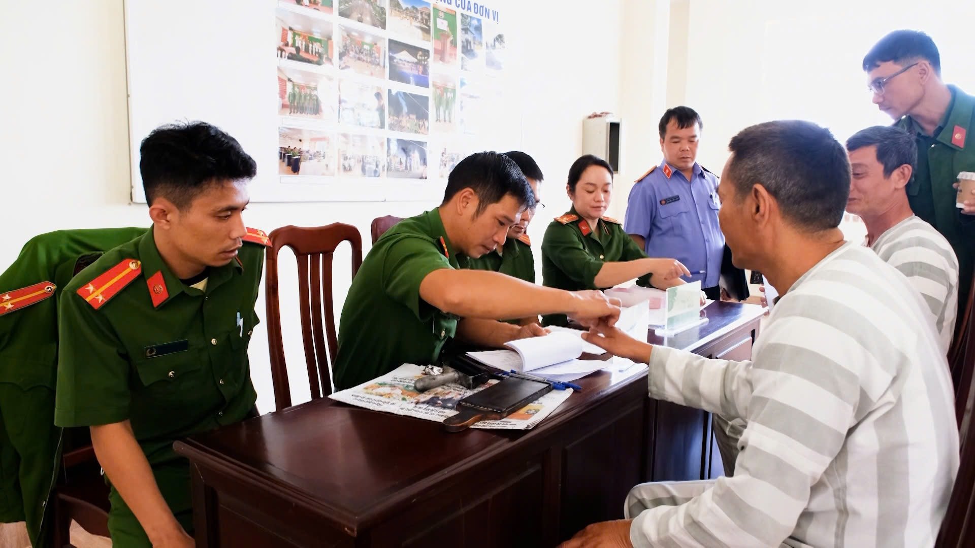 Lực lượng Công an cấp giấy chứng nhận đặc xá cho các phạm nhân