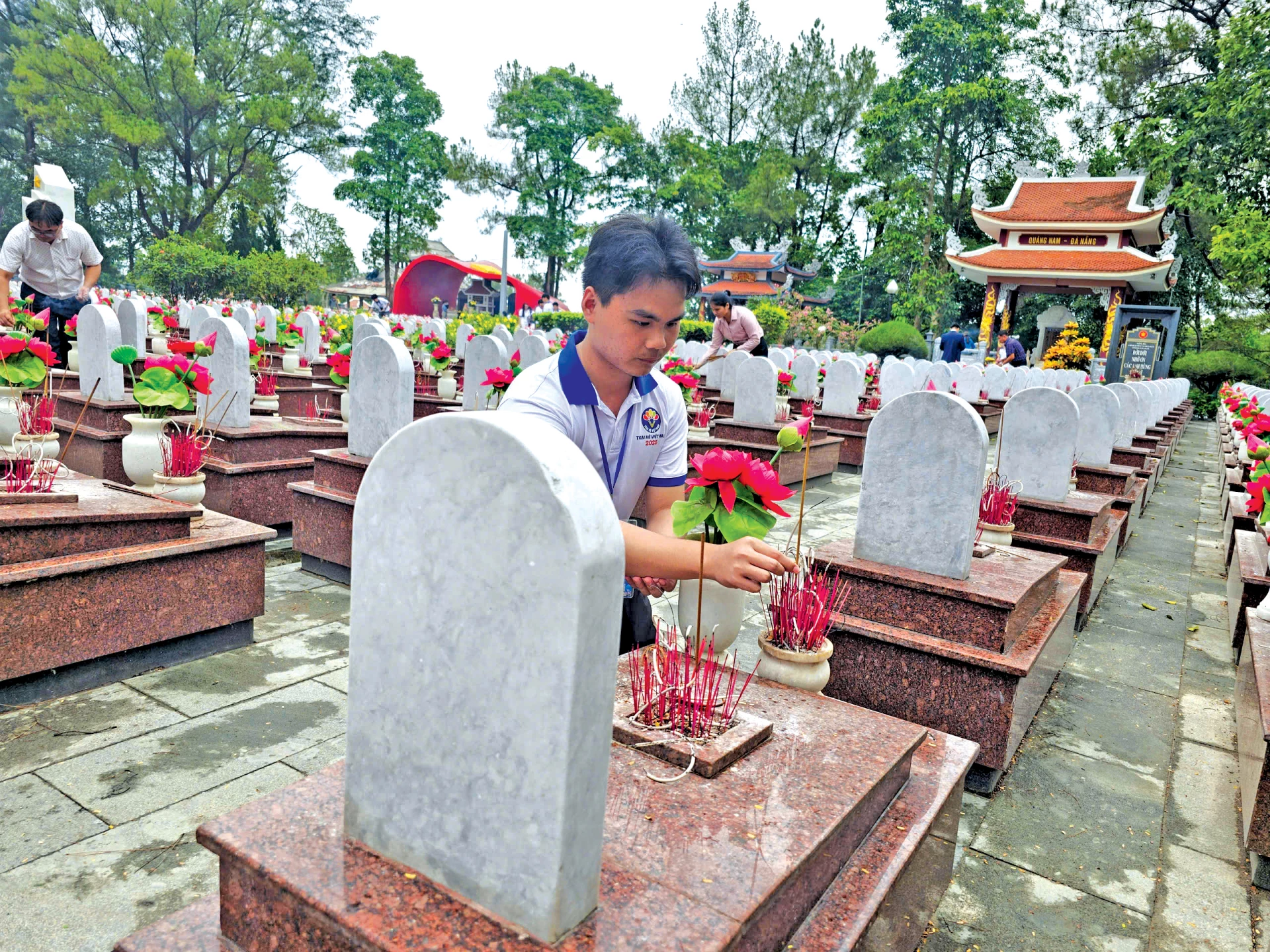 ট্রুং সন জাতীয় শহীদ কবরস্থানে ভ্যান বোরা শ্রদ্ধার সাথে ধূপ নিবেদন করছেন - ছবি: টি.পি.