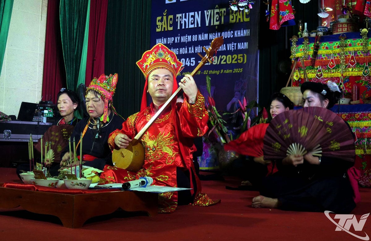 វិចិត្រករ​សម្តែង​ពិធី «​លុយ​អ៊ី​ន​ងូ​អាច​» ក្នុង​ពិធី​បន្ទាប់មក​របស់​ជនជាតិ​តា​យ​នៅ​ខេត្ត​ថៃ​ង្វៀន​។