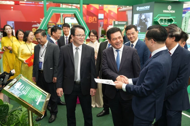 VINACHEMMART nhận được sự quan tâm lớn tại Triển lãm quốc gia 80 năm hành trình Độc lập – Tự do – Hạnh phúc- Ảnh 3.