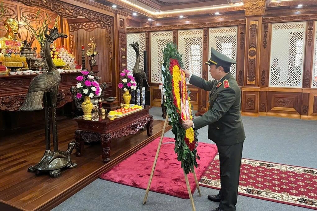 মেজর জেনারেল ট্রুং মিন ডুং - প্রাদেশিক পুলিশের পরিচালক পুষ্পস্তবক অর্পণ করেন