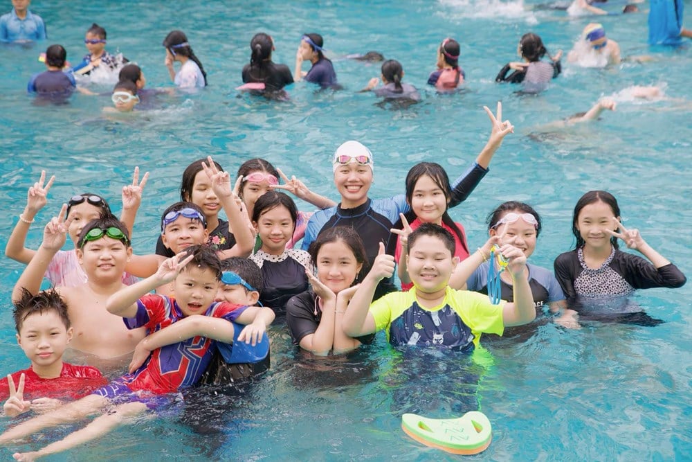 「人魚姫」と彼女の感動的な泳ぎの旅 - 写真1