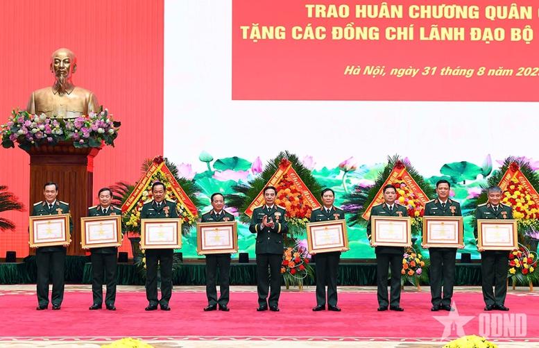 Trao Huân chương Quân công tặng các đồng chí lãnh đạo Bộ Quốc phòng- Ảnh 5.