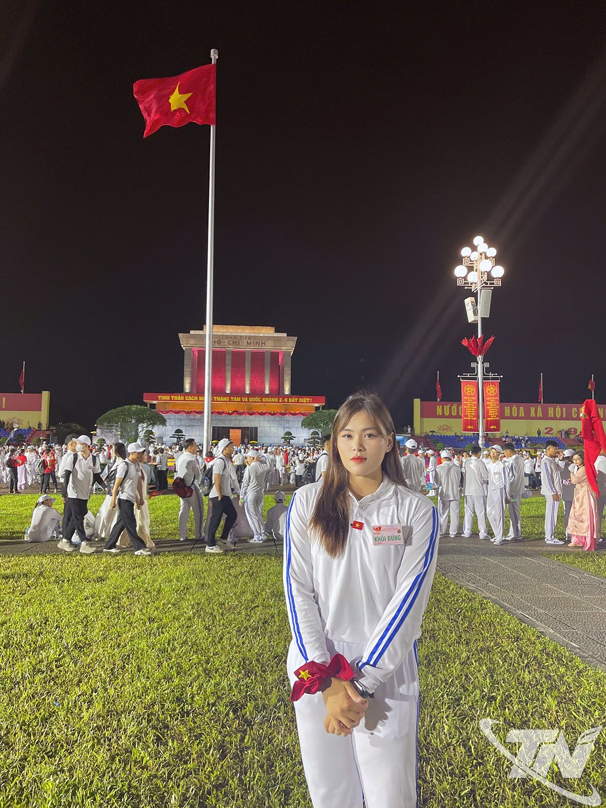 Nhật Quế chụp ảnh dưới lá cờ Tổ quốc.
