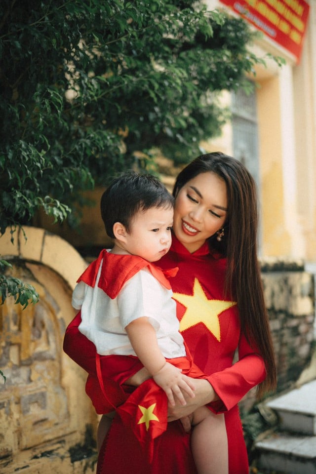 Con gái lai Tây của Hà Anh hanh phúc, hân hoan diện áo dài cờ đỏ sao vàng  - Ảnh 9.