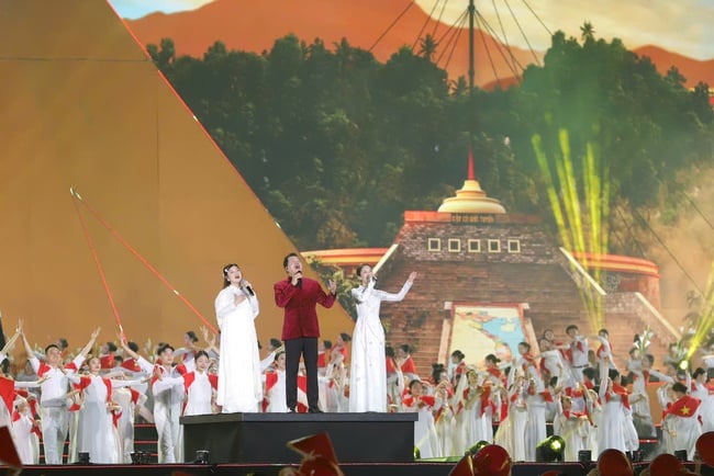 Bộ trưởng Nguyễn Văn Hùng: Khi âm nhạc vang lên, lòng người sẽ xích lại để cùng nắm tay kết đoàn dựng xây đất nước - Ảnh 5.