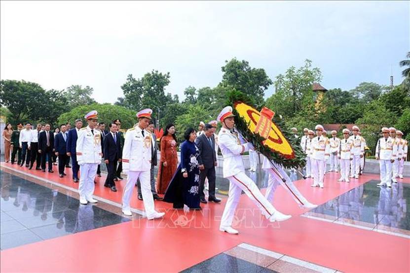 Đoàn Đại biểu Thành uỷ, UBND, HĐND, Uỷ ban MTTQ Việt Nam Thành phố Hà Nội đến đặt vòng hoa tại Đài tưởng niệm các Anh hùng liệt sĩ. Ảnh: TTXVN
