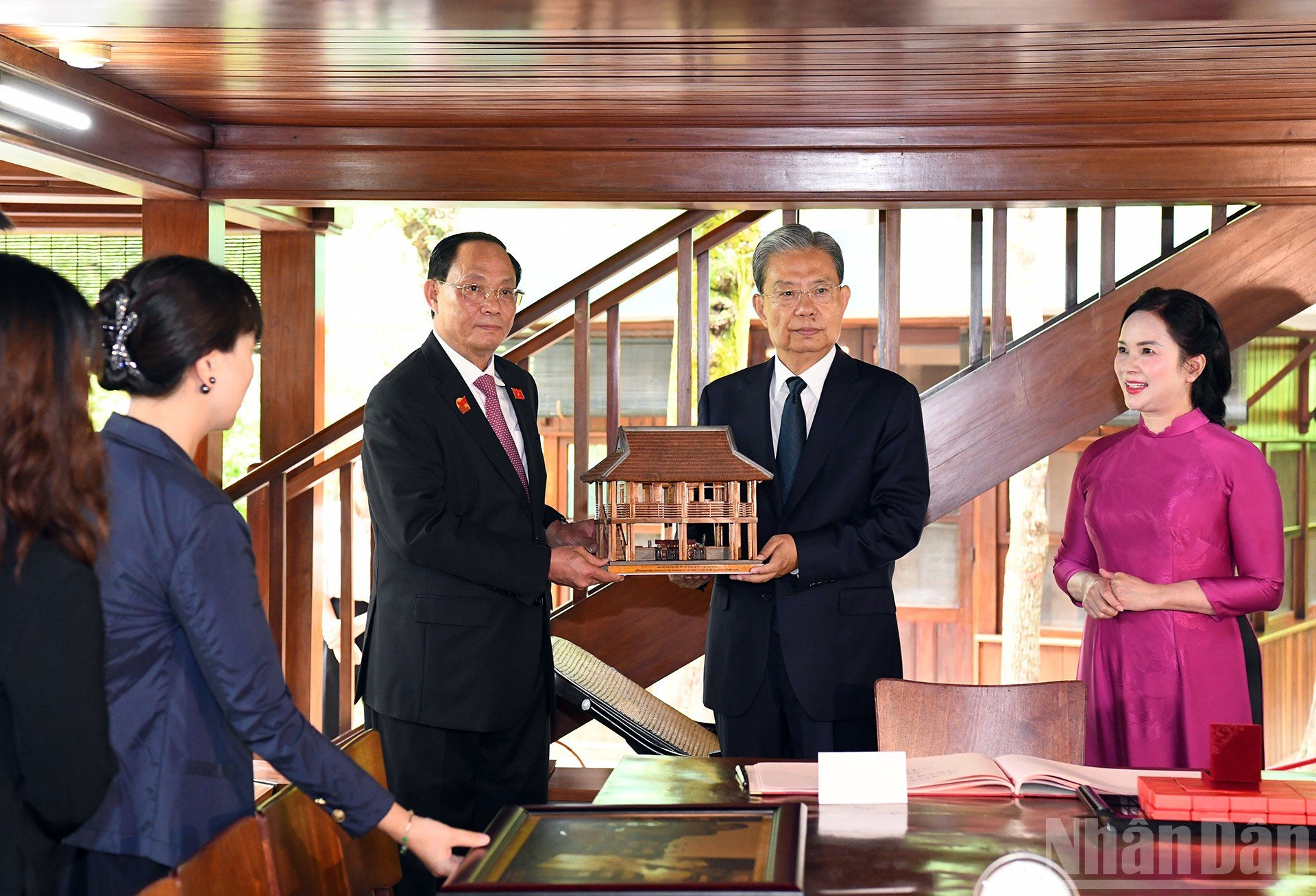 ndo_br_trao-tang-ctqh-trung-quoc-mo-hinh-nha-san-bac-ho-1.jpg