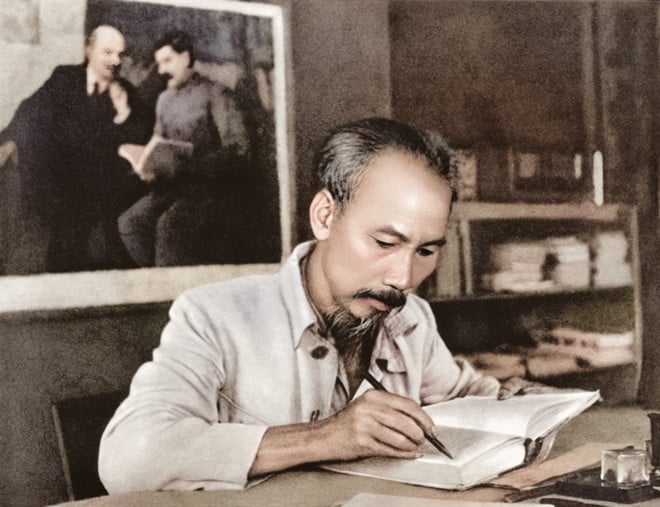 8-chu-tich-ho-chi-minh-trong-phong-lam-viec-tai-can-cu-viet-bac-1951.jpg