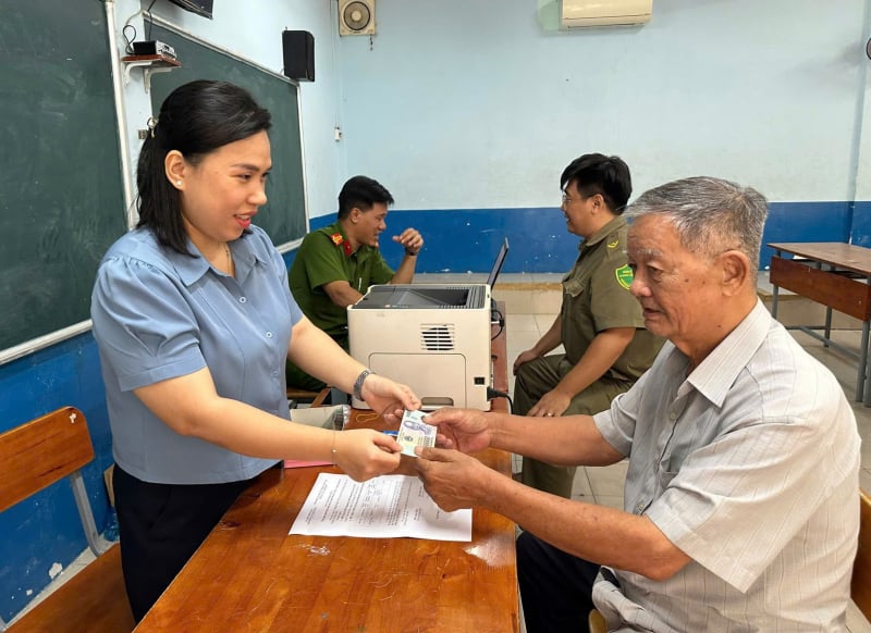 Ho Chi Minh City residents happily receive Independence Day gifts -0