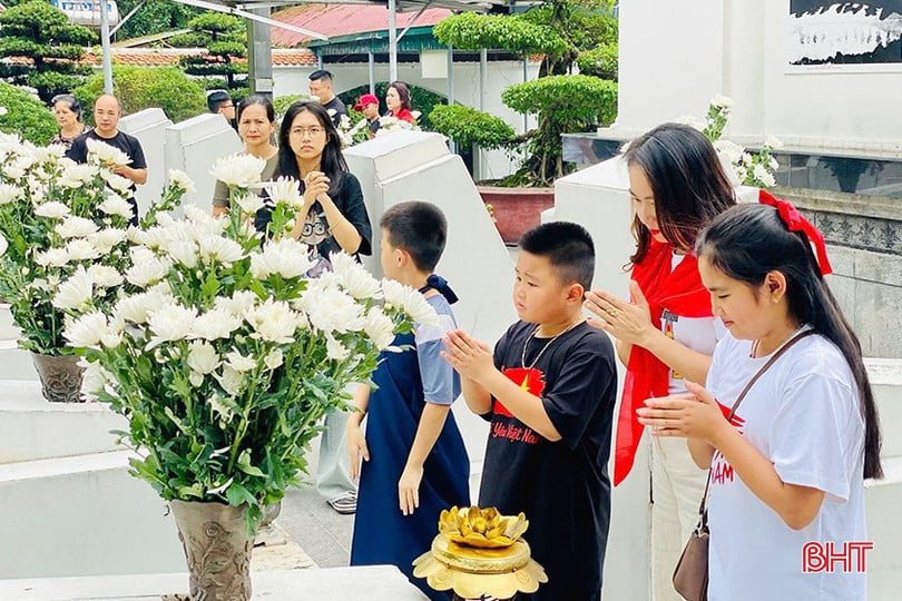 Không chỉ người lớn, các em học sinh cũng đã về đây dâng nén tâm hương tri ân các anh hùng liệt sỹ - những người đã ngã xuống cho thế hệ hôm nay được sống trong hòa bình, hạnh phúc.