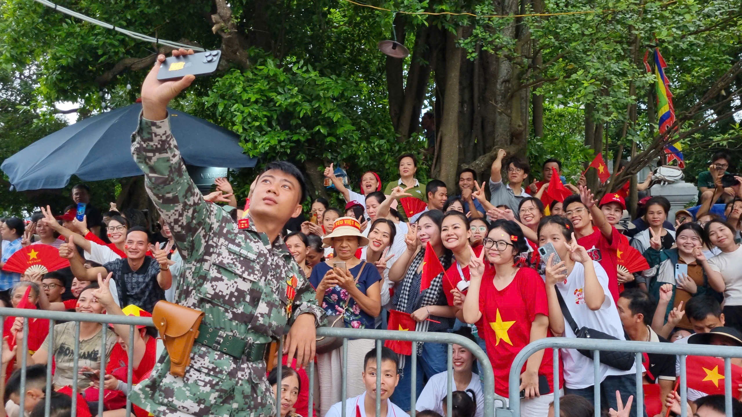 Người dân tham gia buổi Tổng duyệt sự kiện A80.