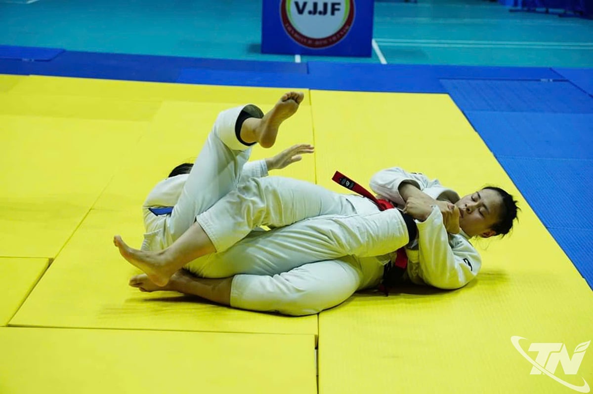 Hoàng Thị Nhật Quế thi đấu môn Jujitsu, thể hiện phong độ ấn tượng.